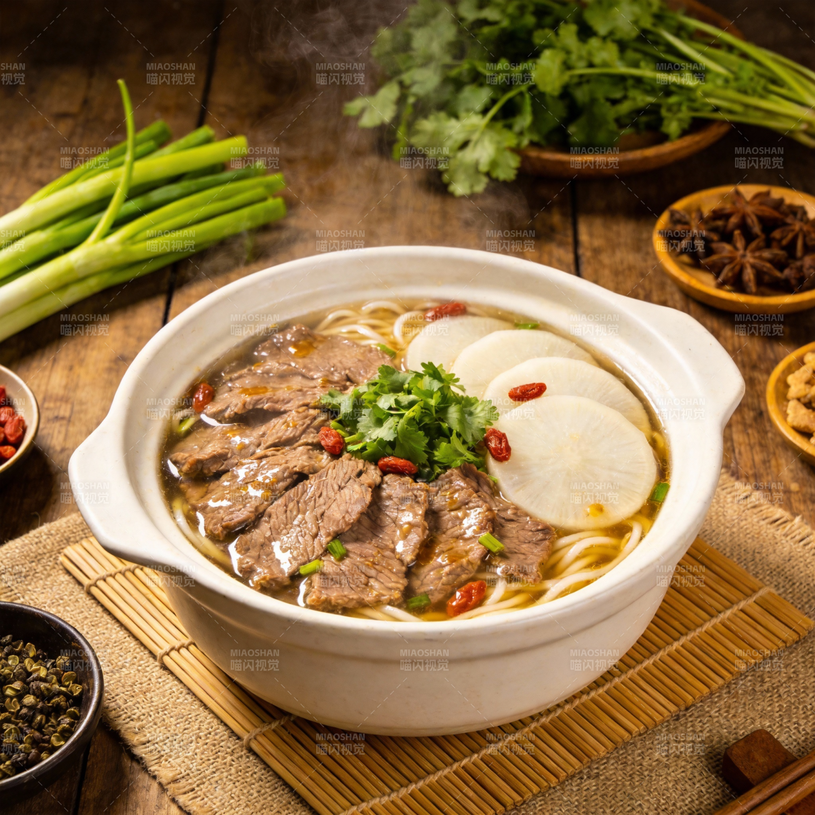 牛肉汤面配香菜图片