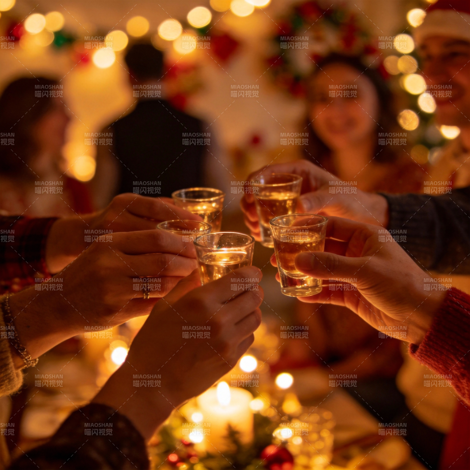 圣诞欢聚举杯共庆图片