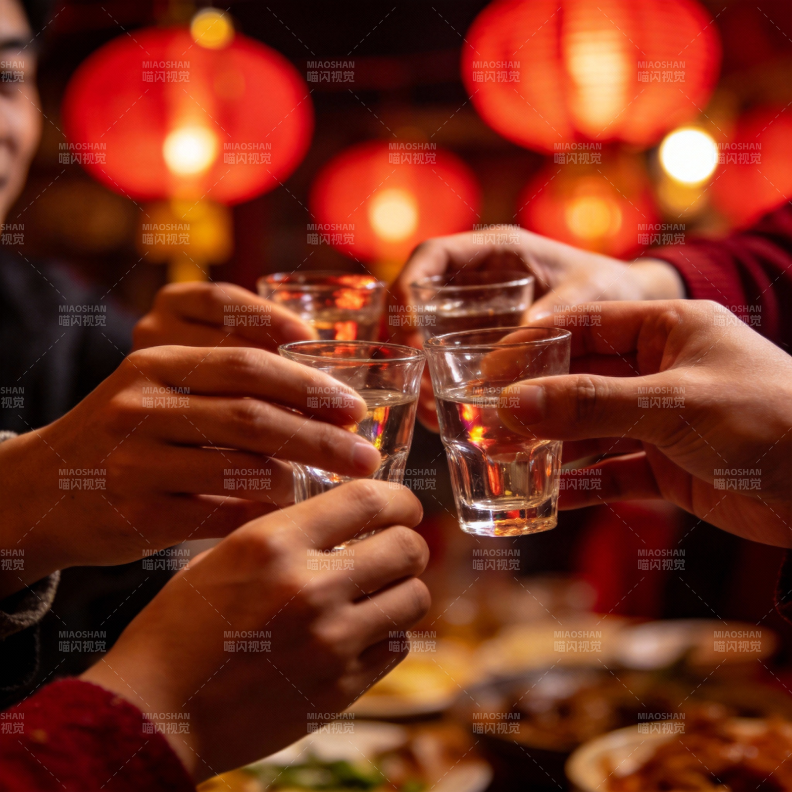 举杯共庆佳节图片