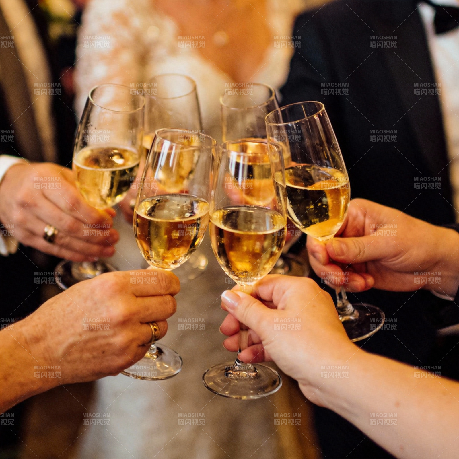 举杯共庆时刻图片