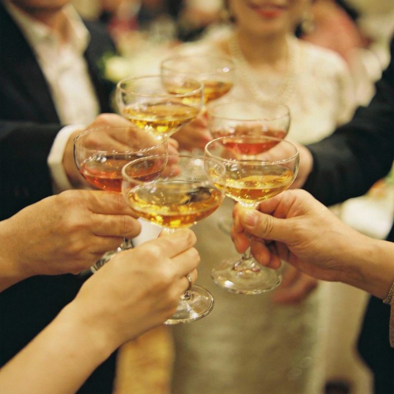 举杯共庆时刻图片