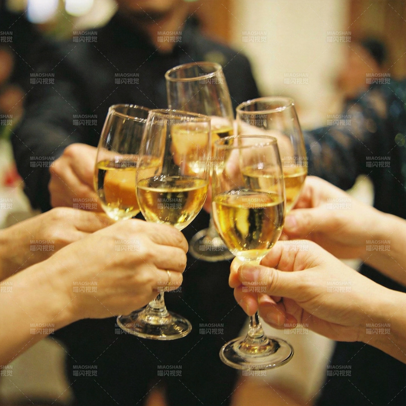 举杯共庆时刻图片