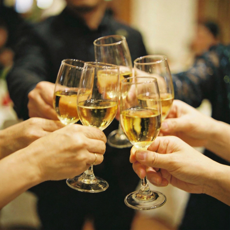 举杯共庆时刻图片