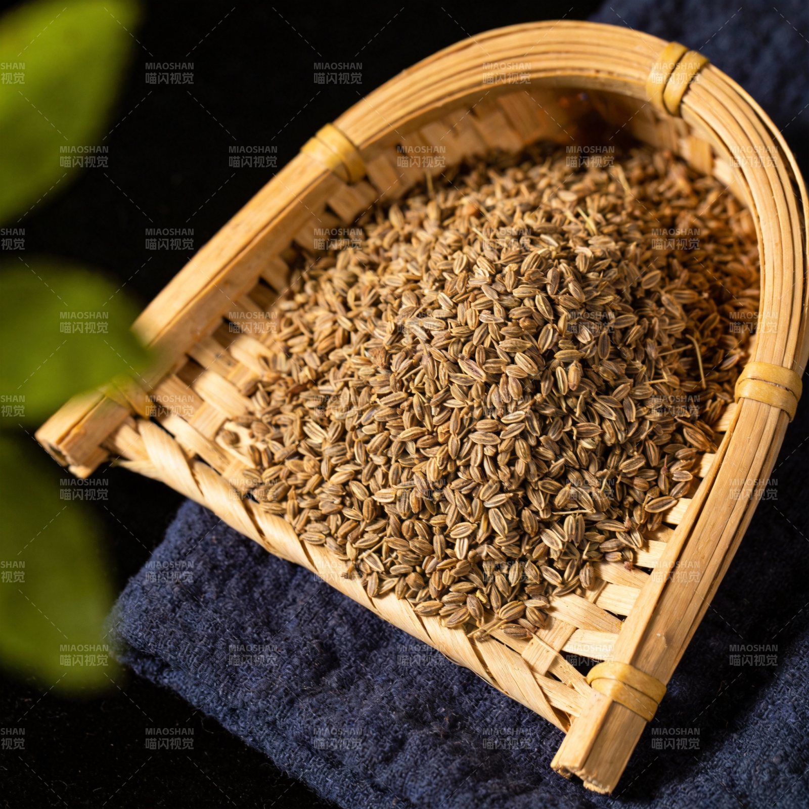 香菜籽盛于竹篮图片