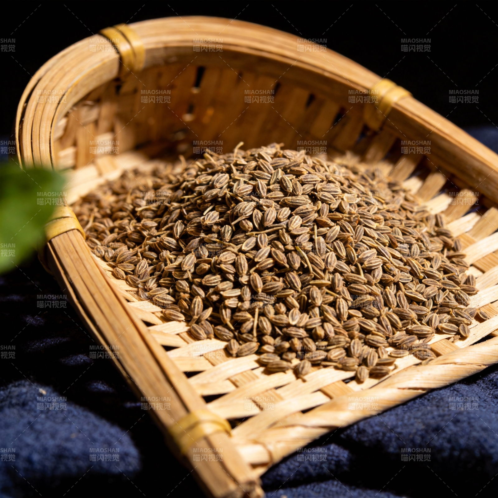 香菜籽盛于竹篮图片