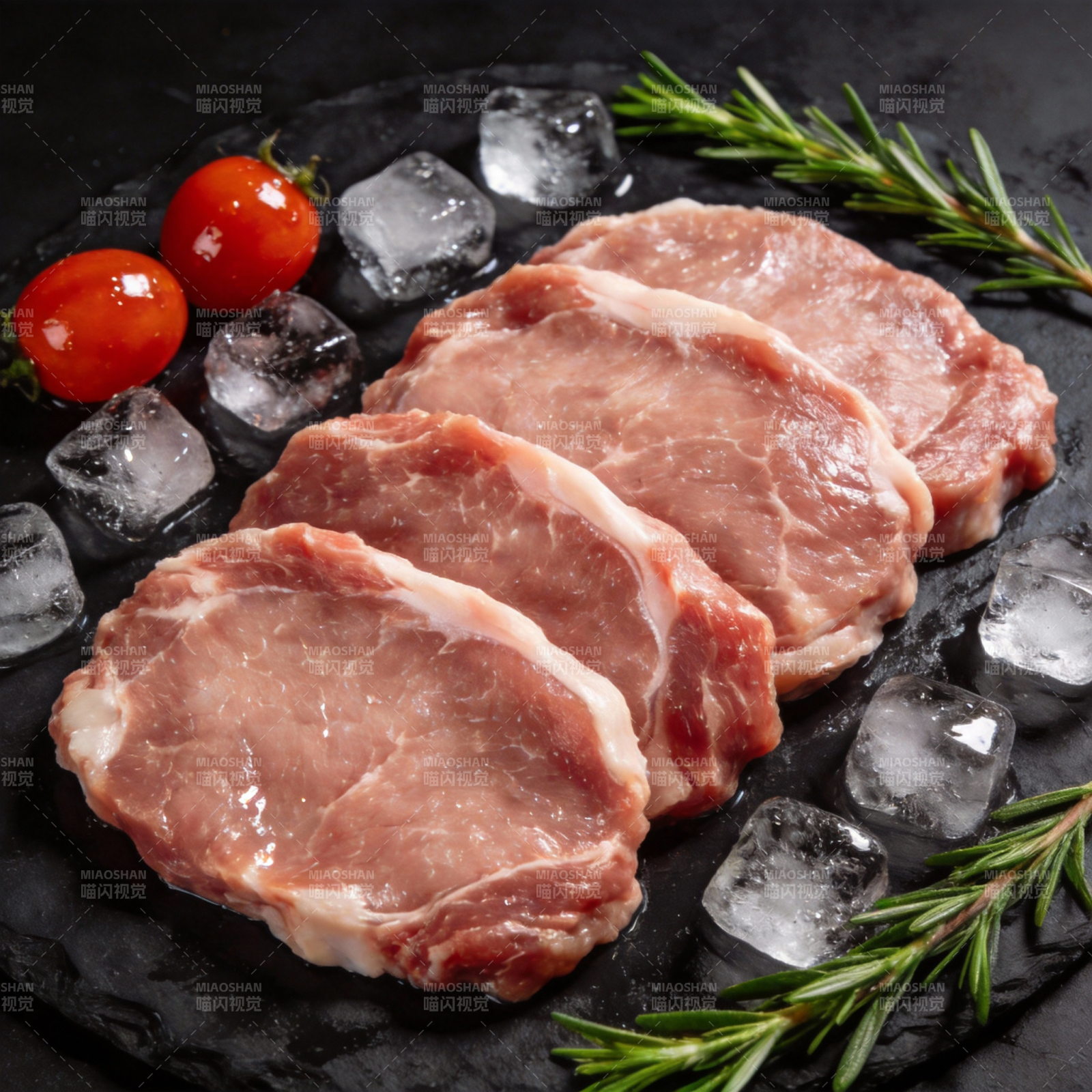 鲜嫩猪排配冰块图片