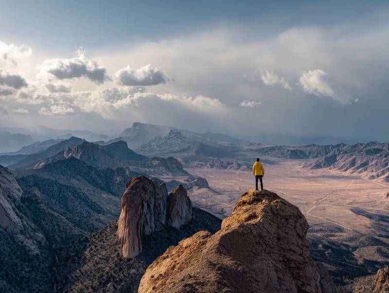 孤影立峰巅图片
