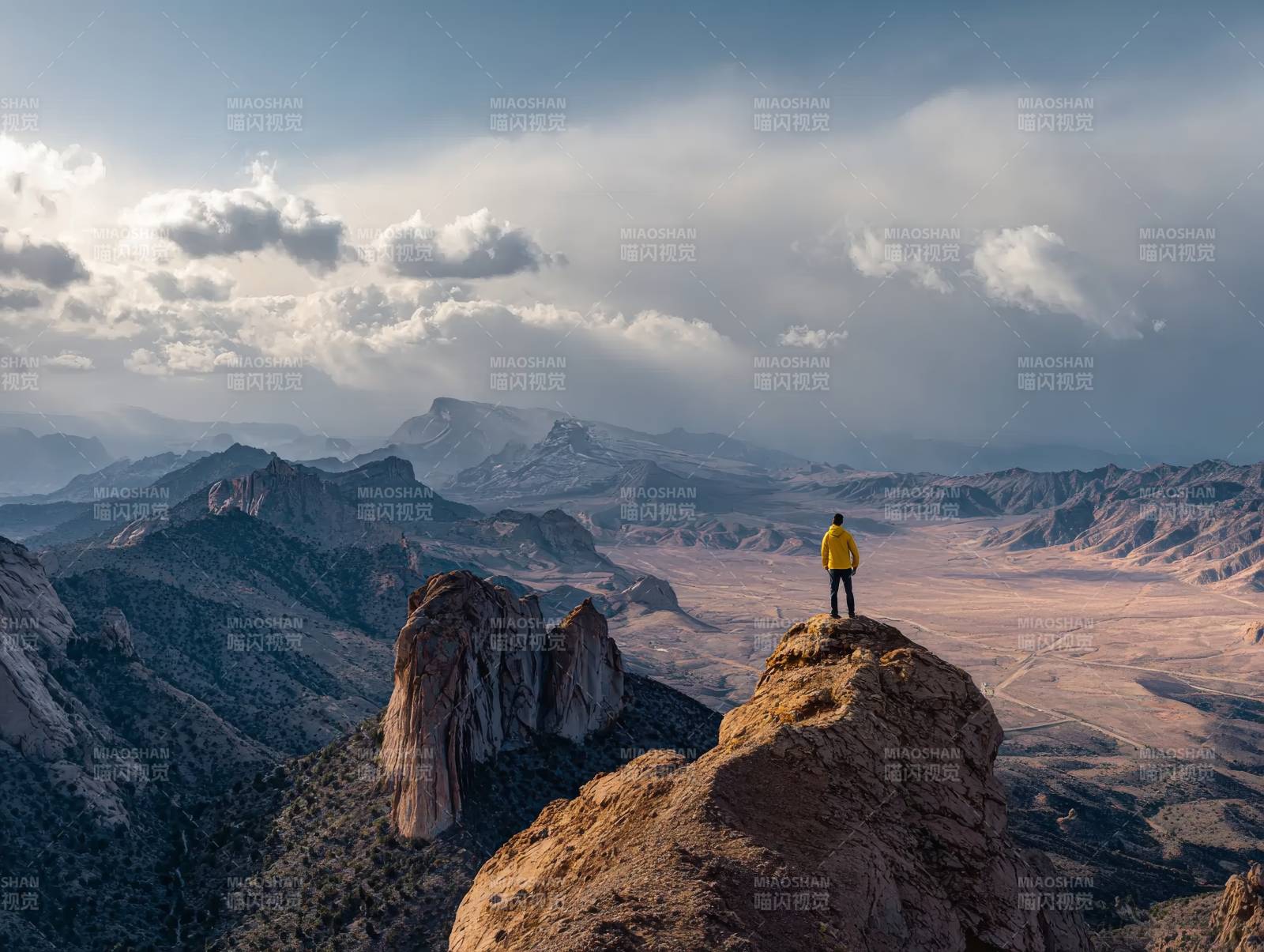 孤影立峰巅图片