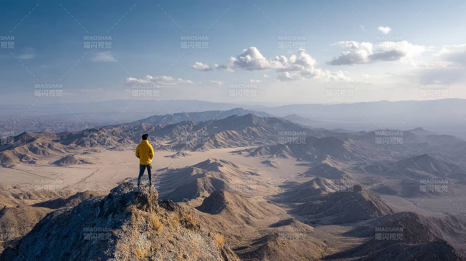 登顶望苍茫图片