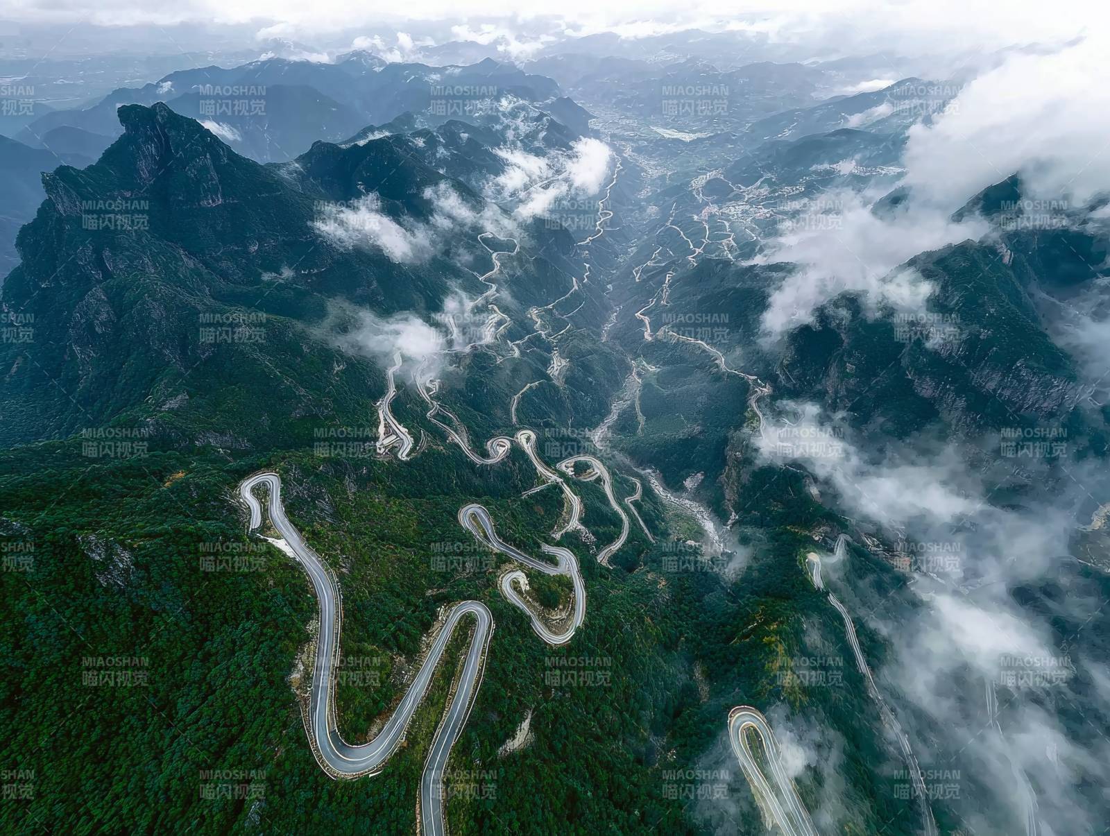 云雾缭绕山间路图片