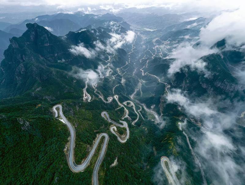 云雾缭绕山间路图片