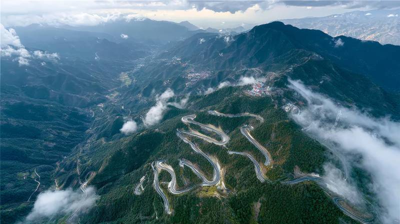云海盘山公路图片