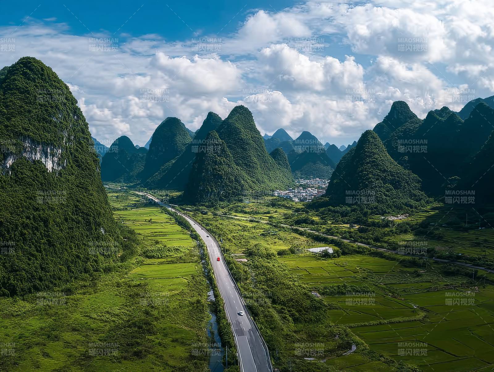 喀斯特山水画卷图片