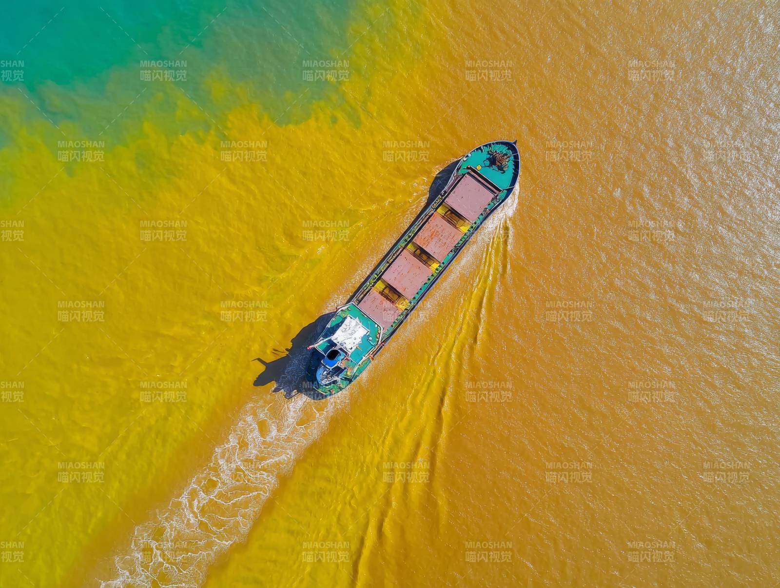 航船穿行黄绿水域图片