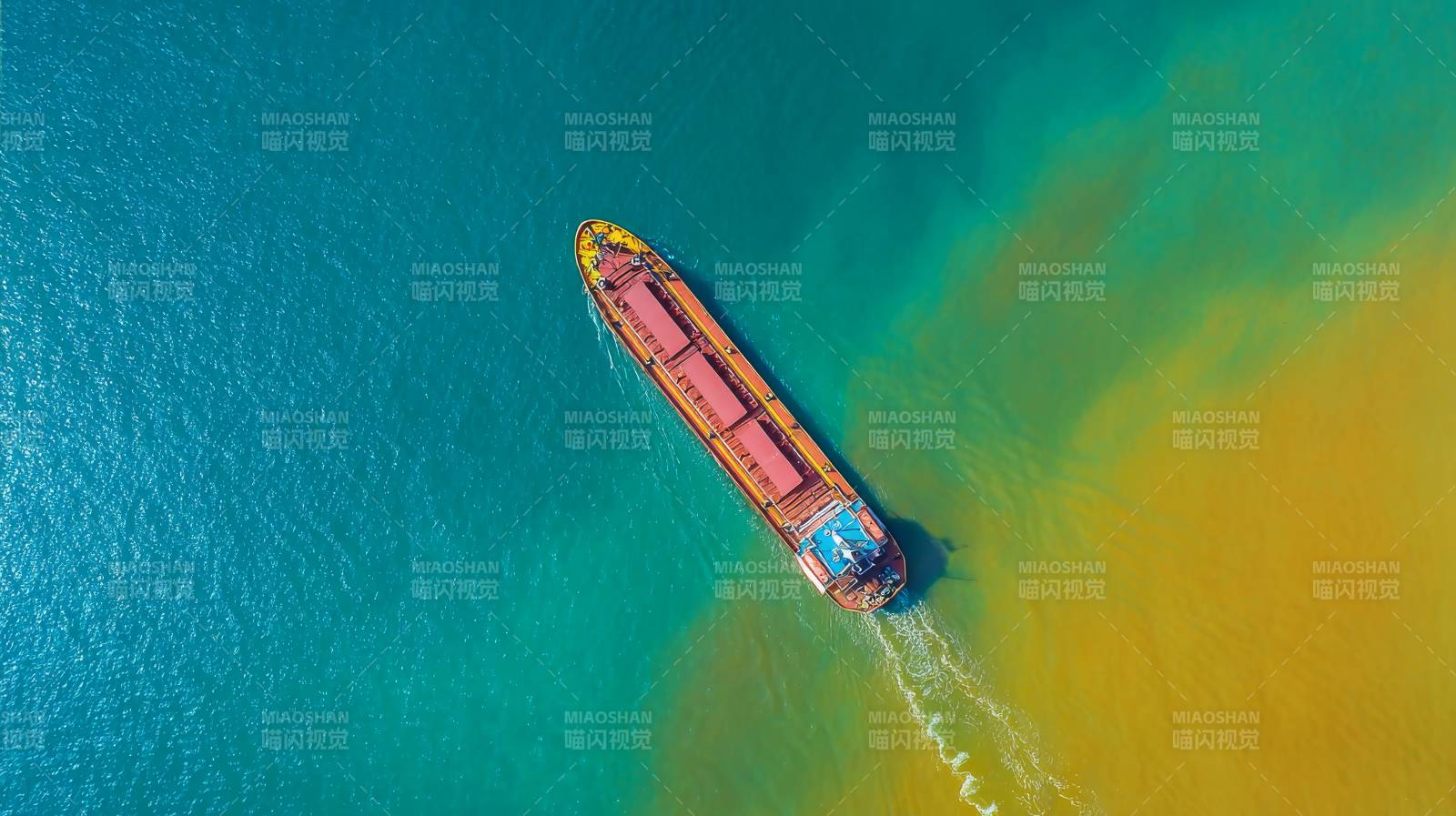 航拍货轮穿行碧海图片