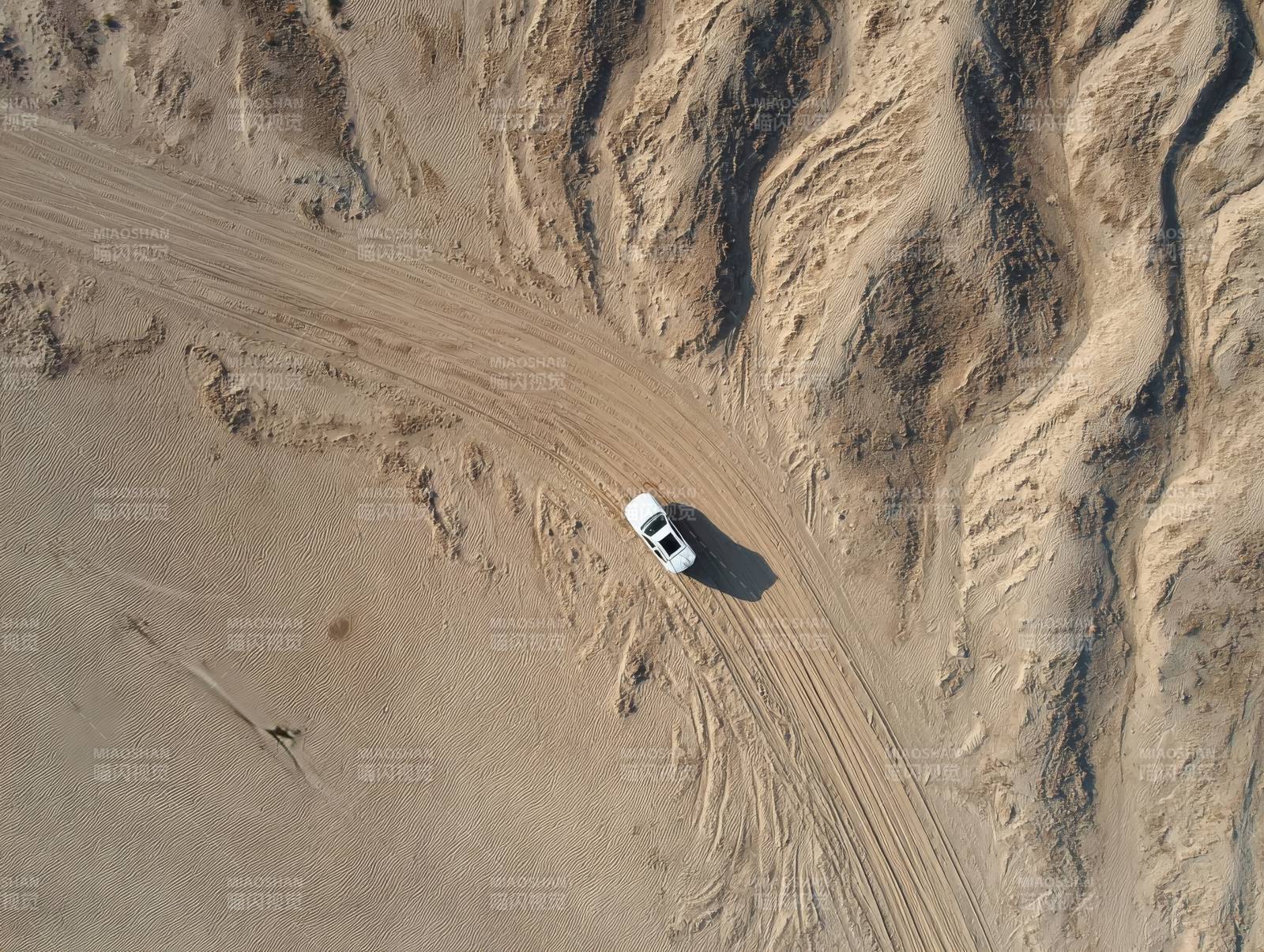 沙漠中的白色越野车图片