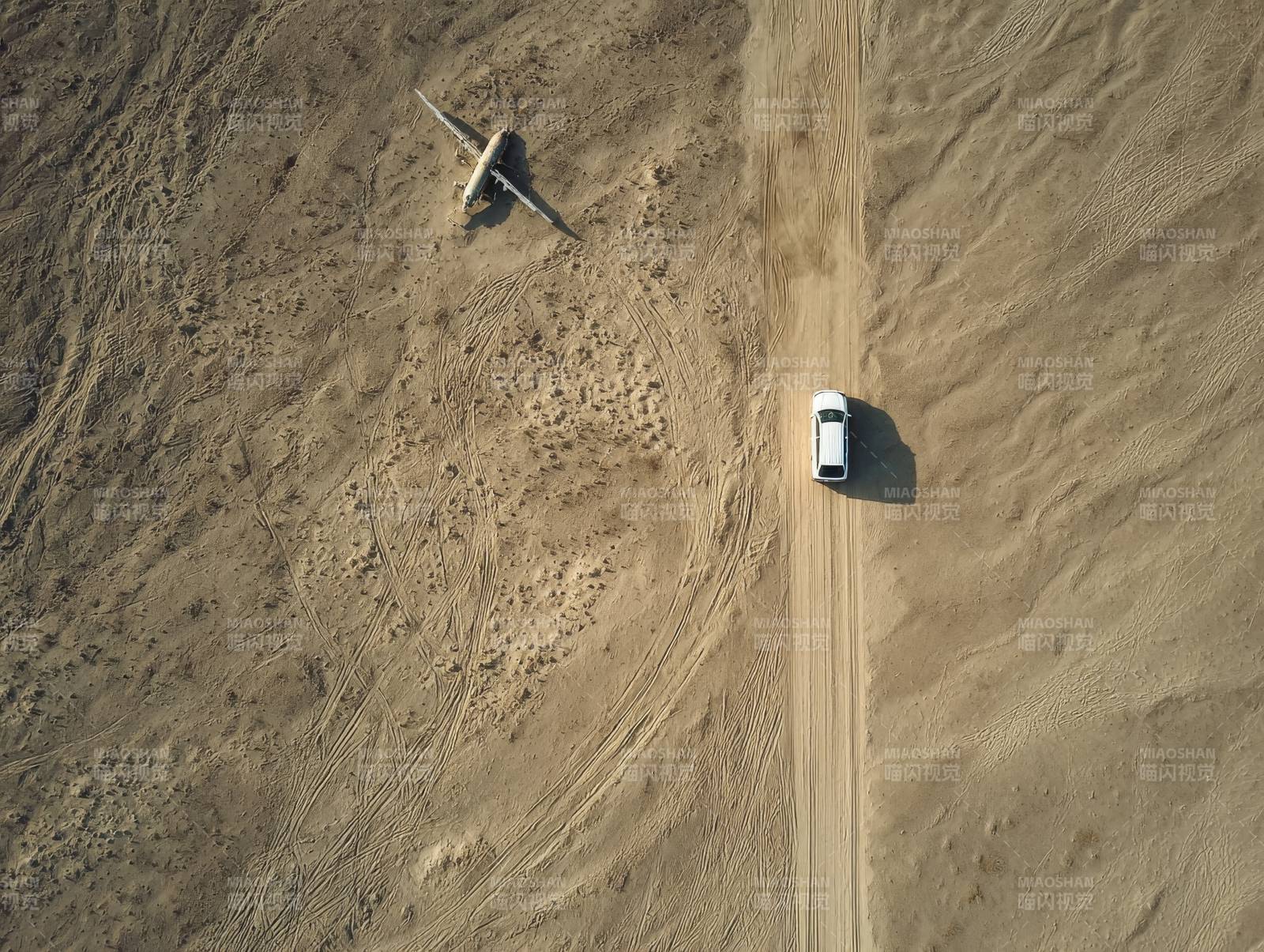 沙漠中的飞机与车图片