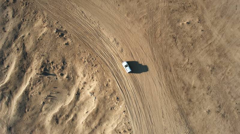 沙漠中的白色车辆图片