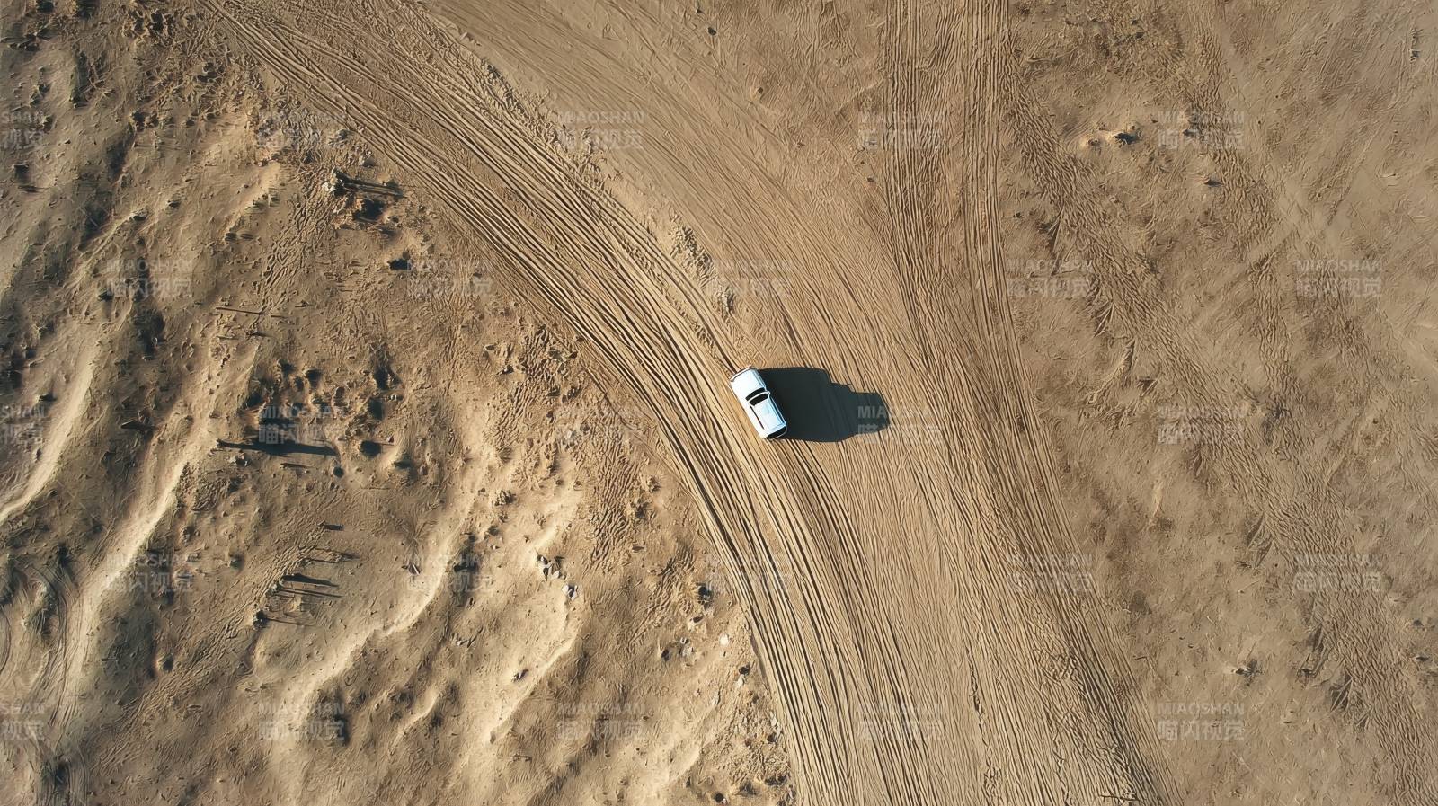 沙漠中的白色车辆图片