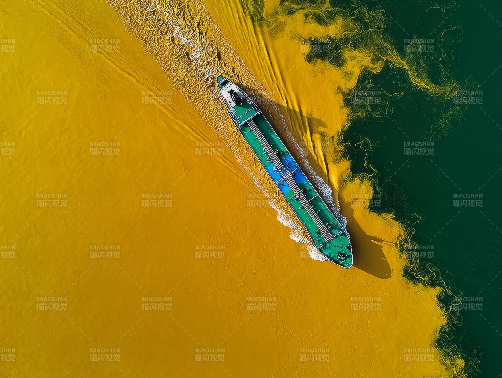 黄绿交界航船行图片