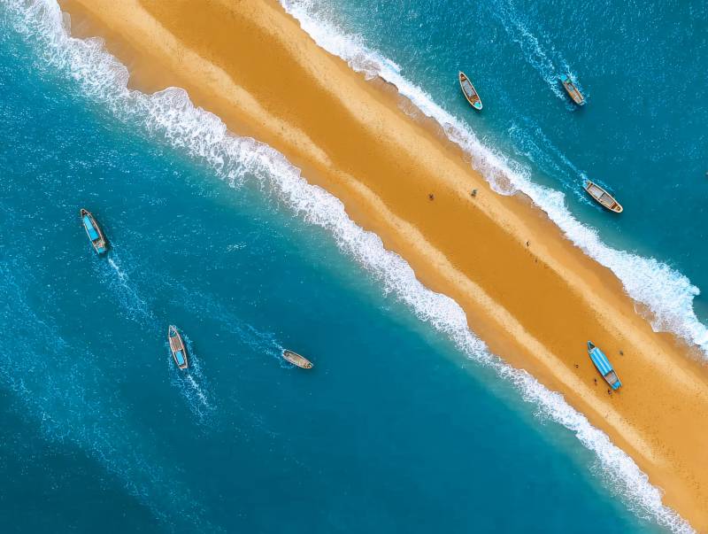 碧海金沙 舟影点点图片