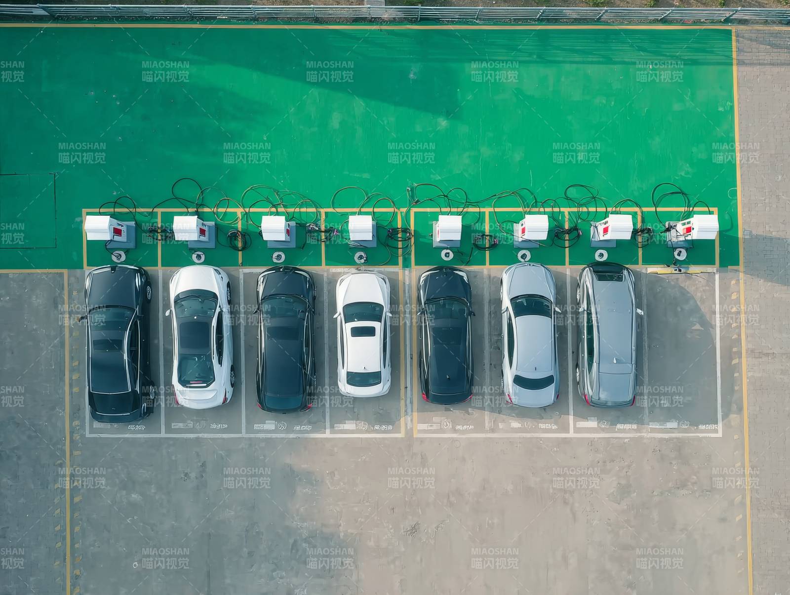 电动汽车充电站图片