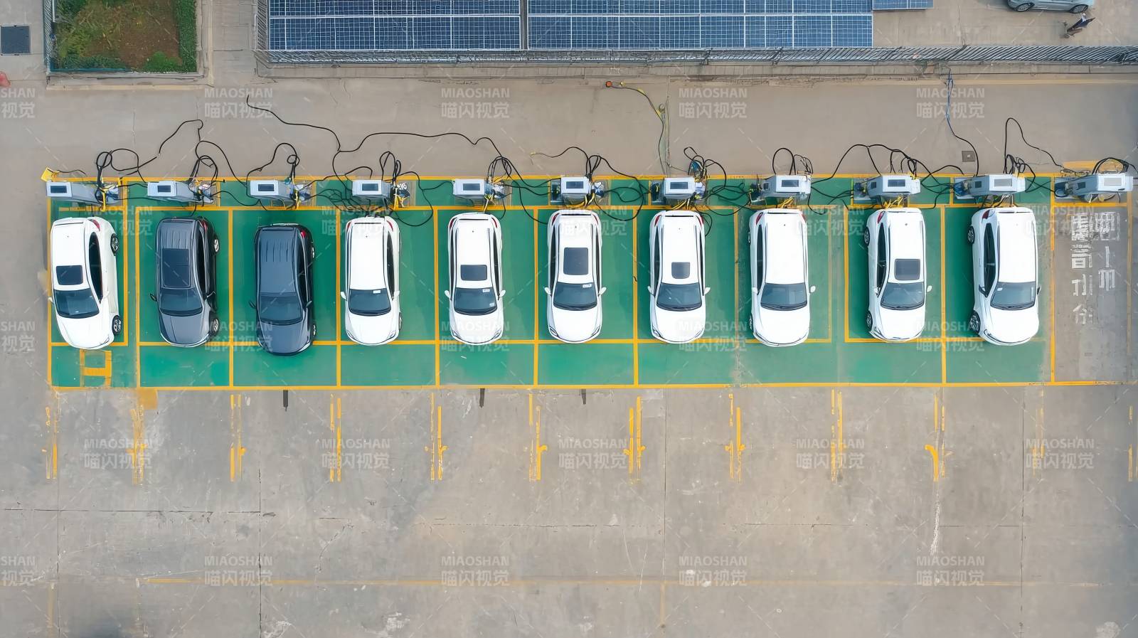 电动汽车充电站图片