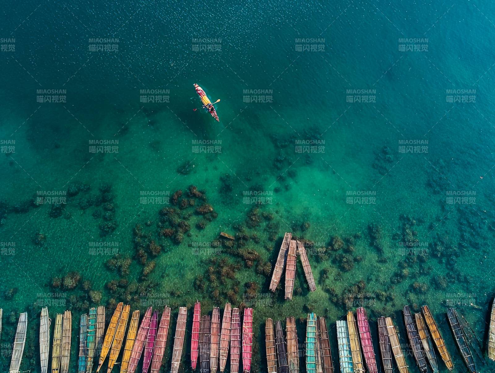 碧海彩舟静泊图片