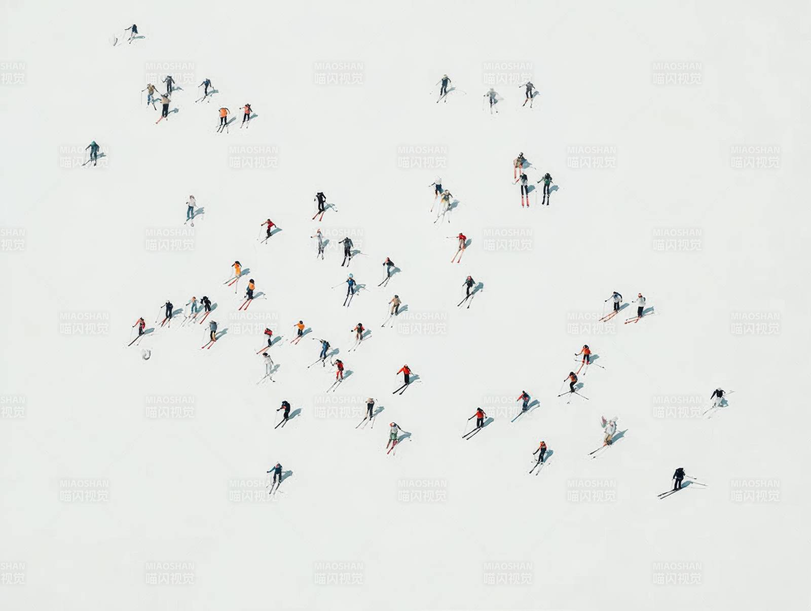 雪地滑雪群像图片