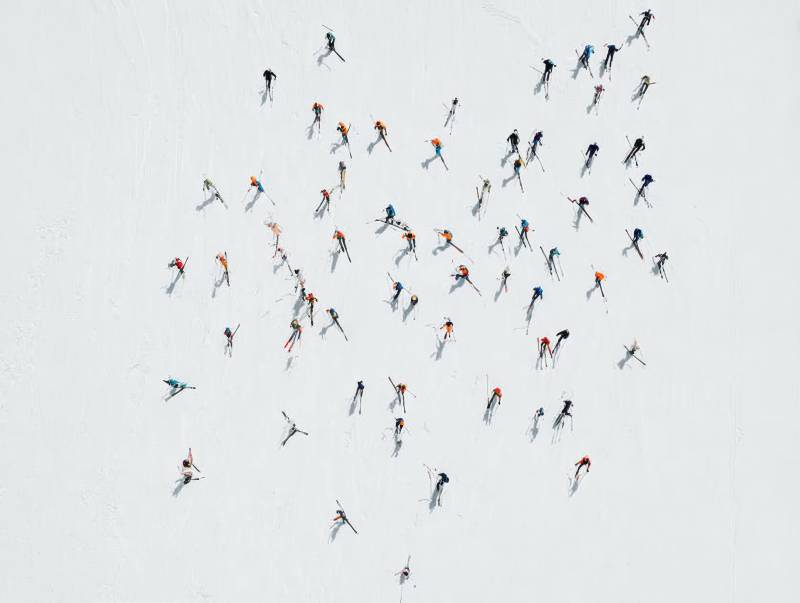 雪地滑雪群像图片