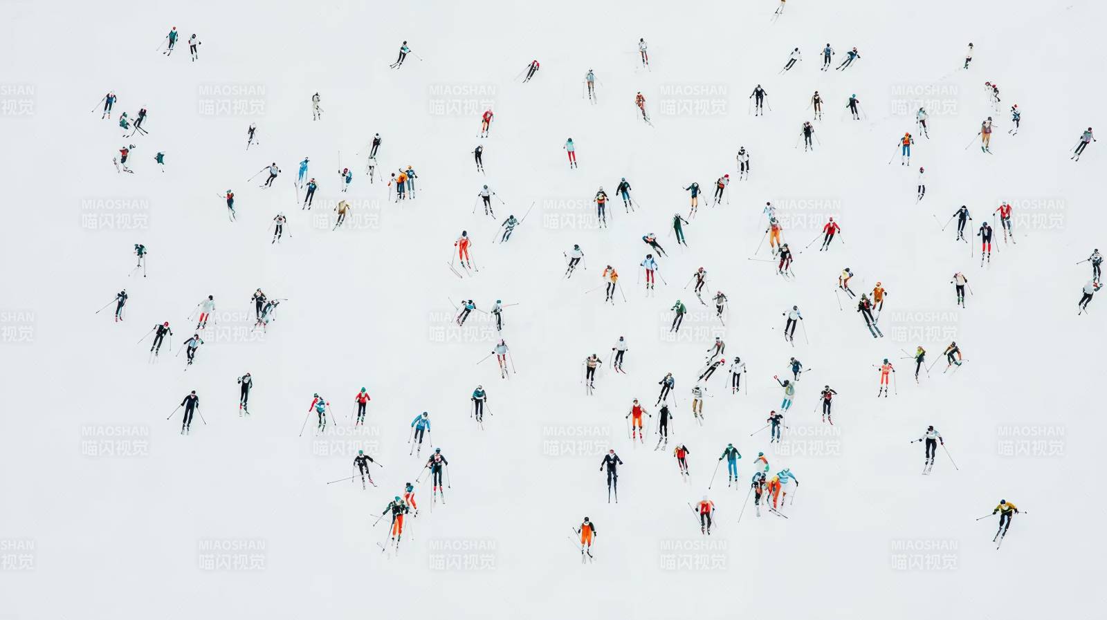雪地人群俯瞰图图片