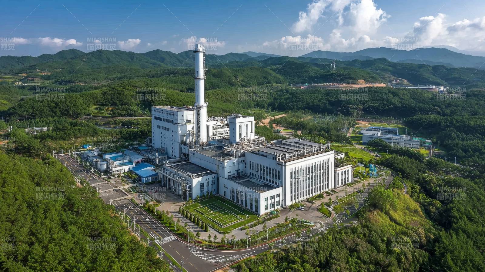 青山环绕的现代化电厂图片