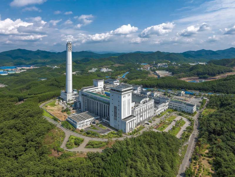 青山环绕的现代工厂图片