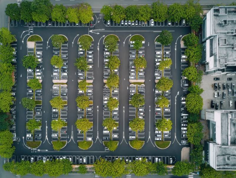 俯瞰停车场绿树成荫图片