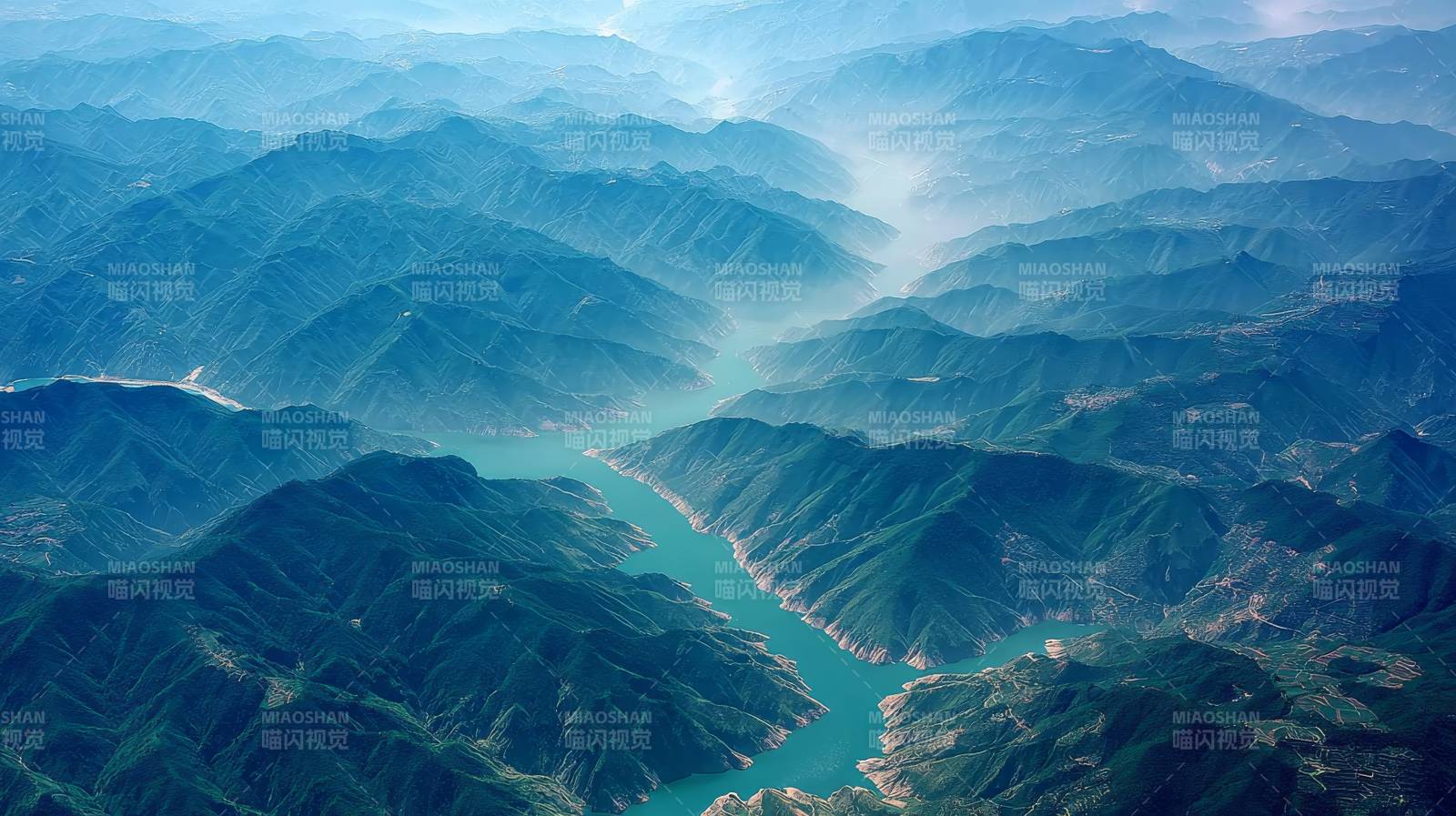 青山碧水绕山行图片