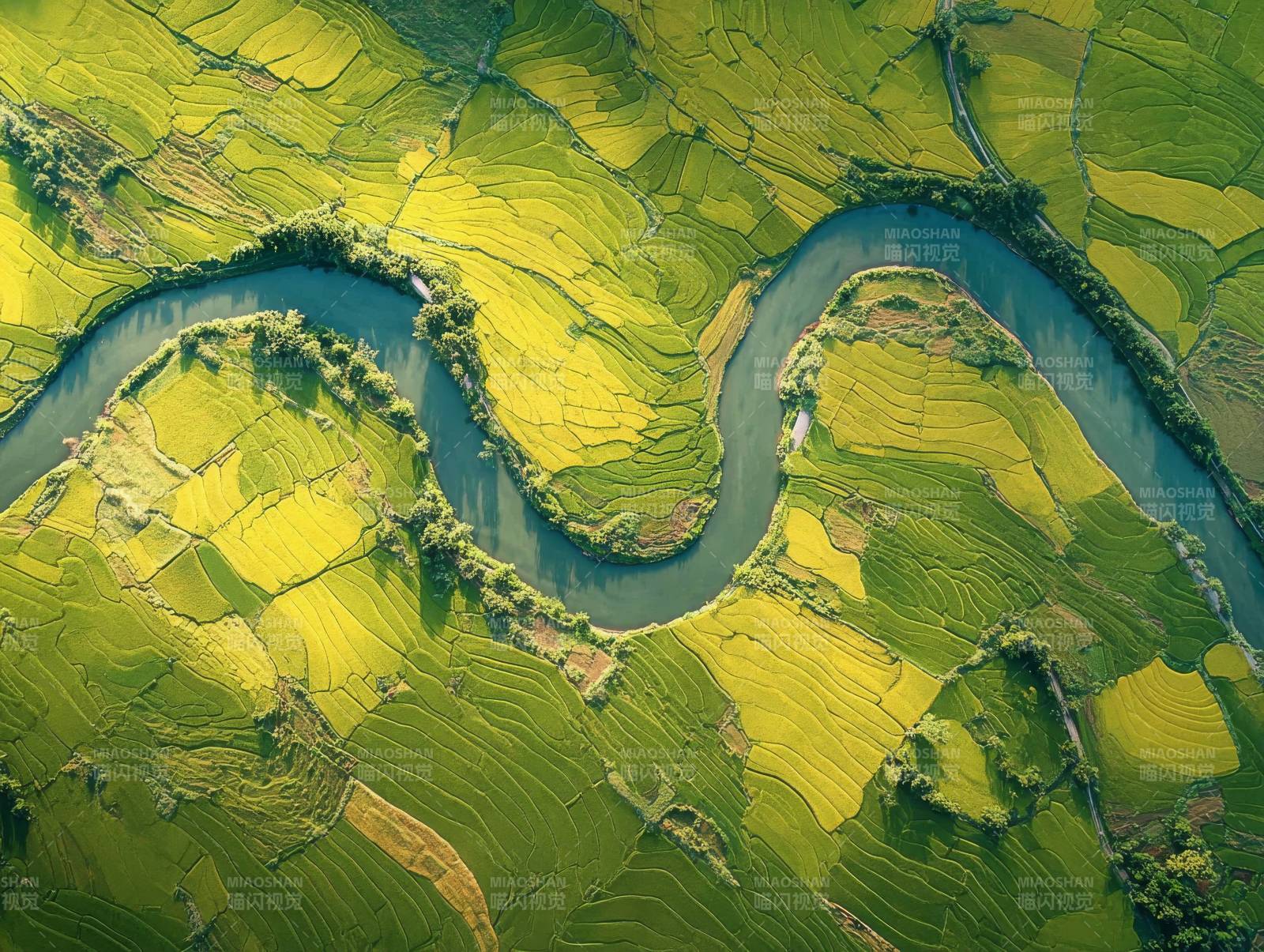 蜿蜒河谷田园风光图片