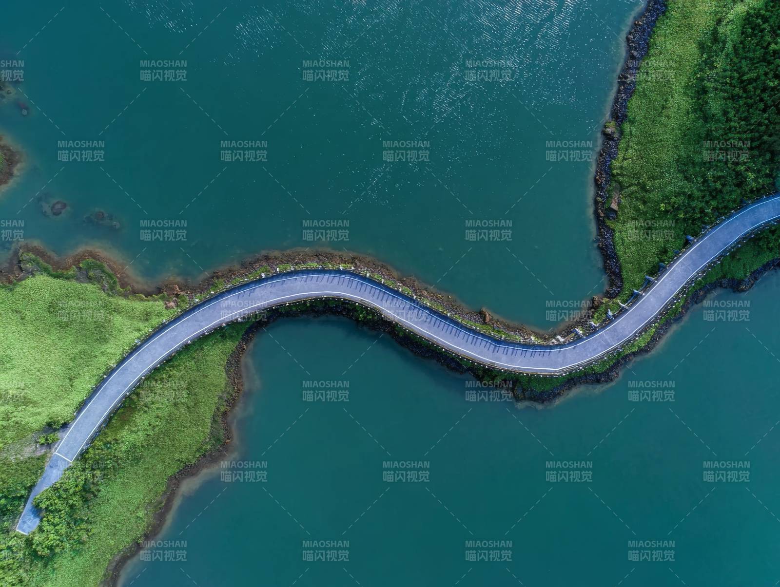 碧水蜿蜒桥影图片