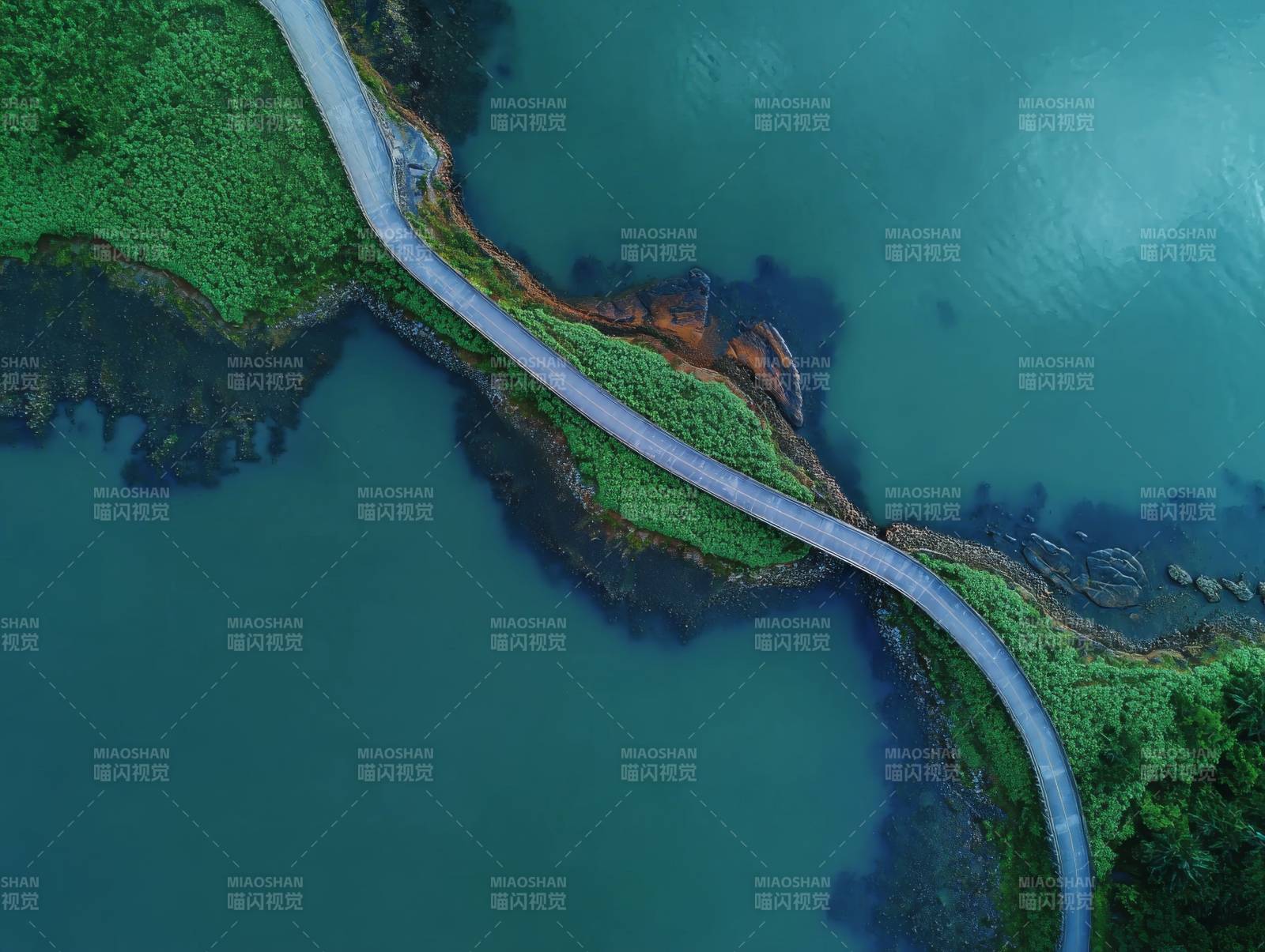 碧水绿岸绕行道图片