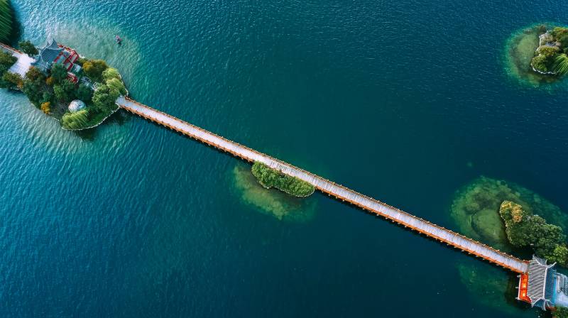 湖上长桥连岛景图片