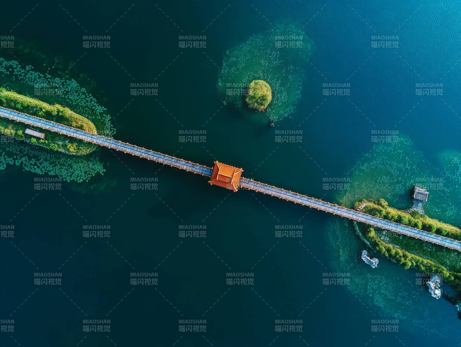 湖上长桥航拍图片