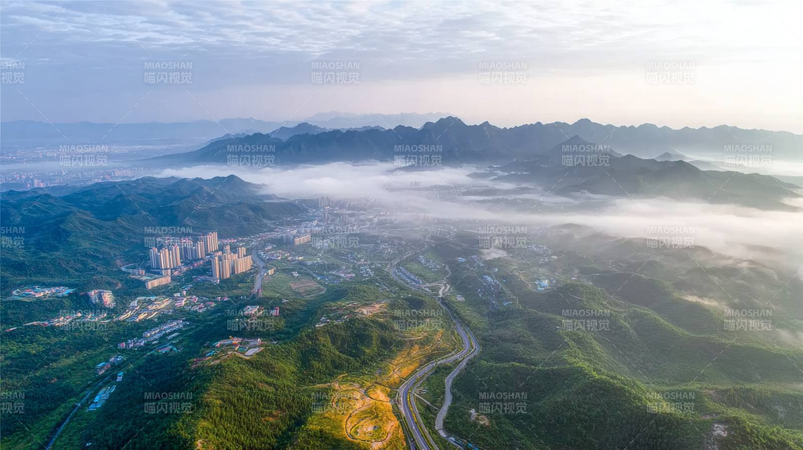 云雾缭绕山城美景图片