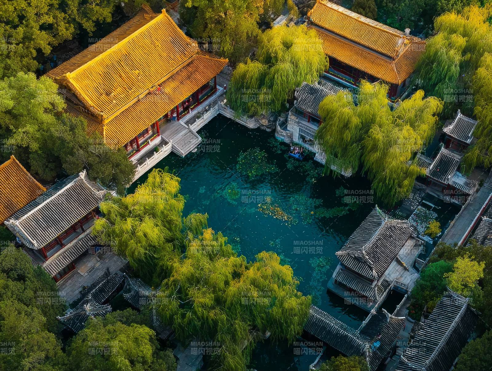 古建筑环绕碧池图片