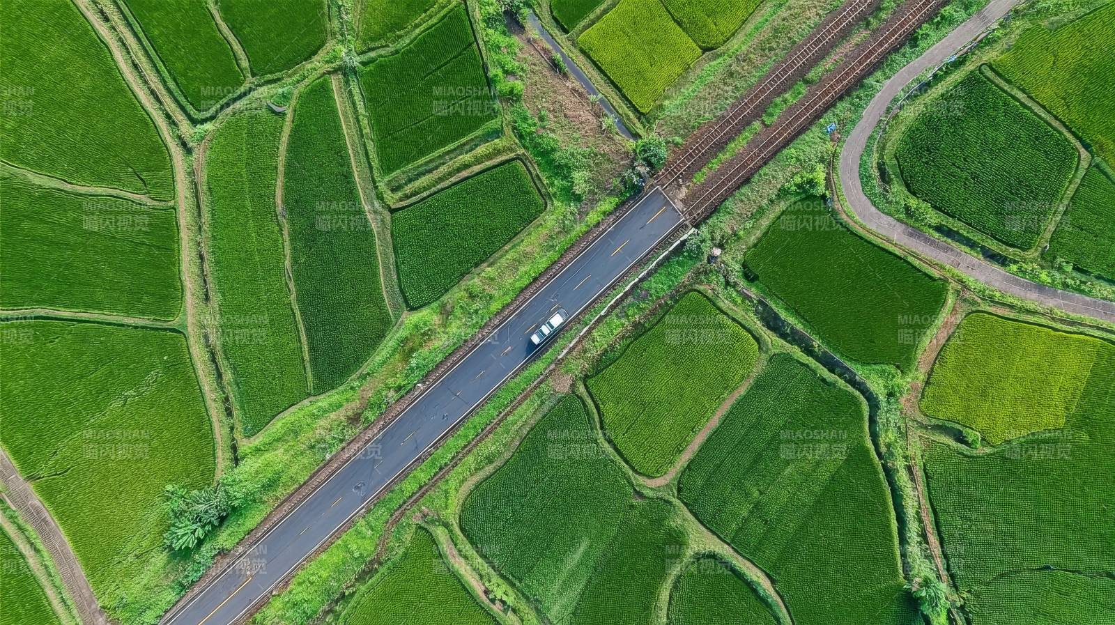 田园公路航拍图图片