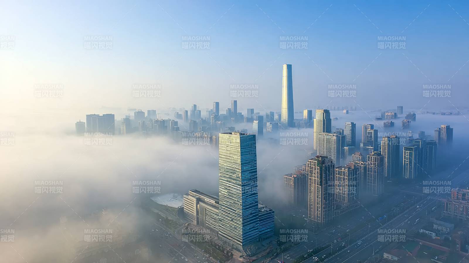 云海中的城市天际线图片