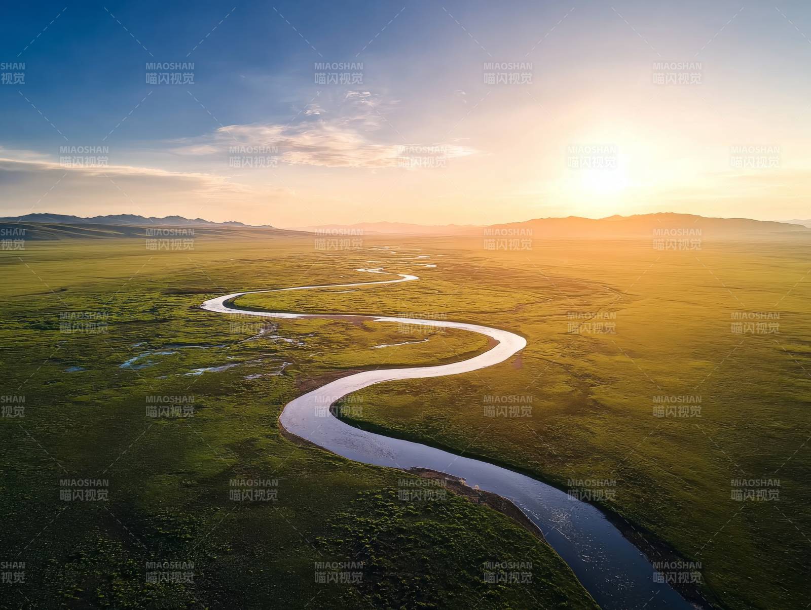 草原上的蜿蜒河流图片