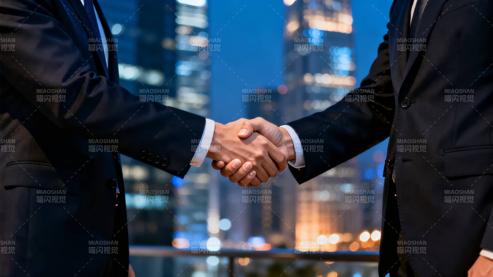 商务握手 城市夜景图片
