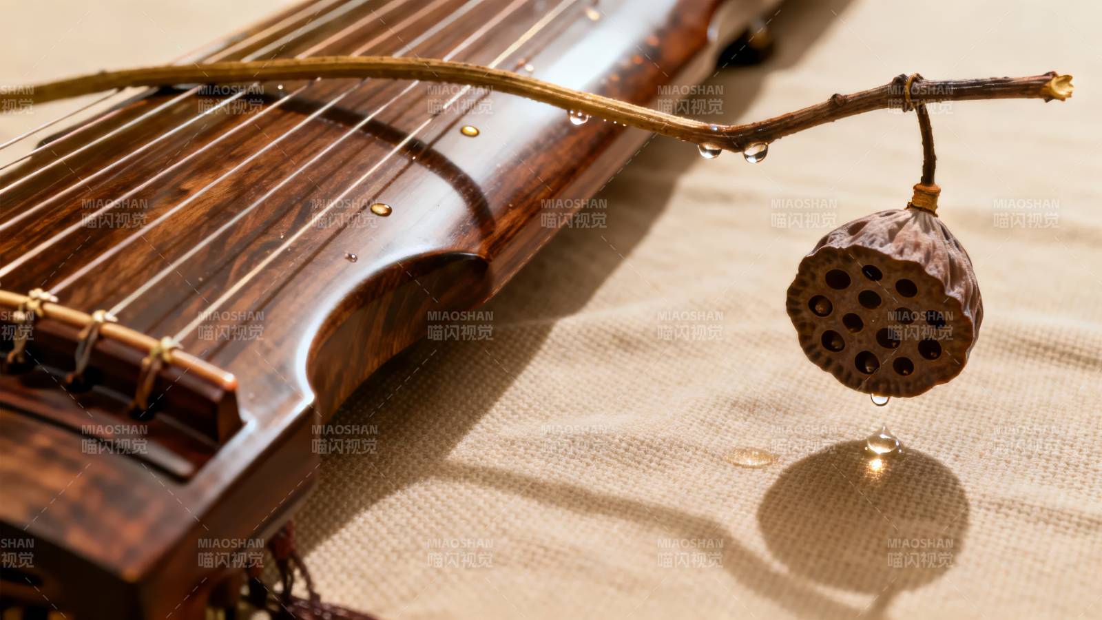 古琴与莲蓬静物图片