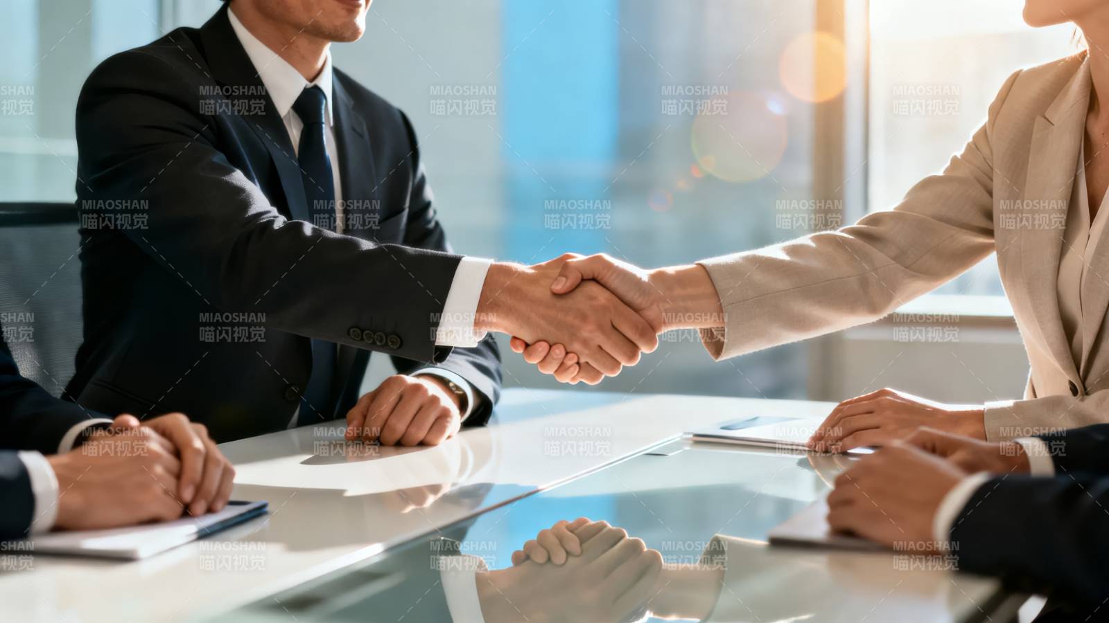 商务握手合作瞬间图片