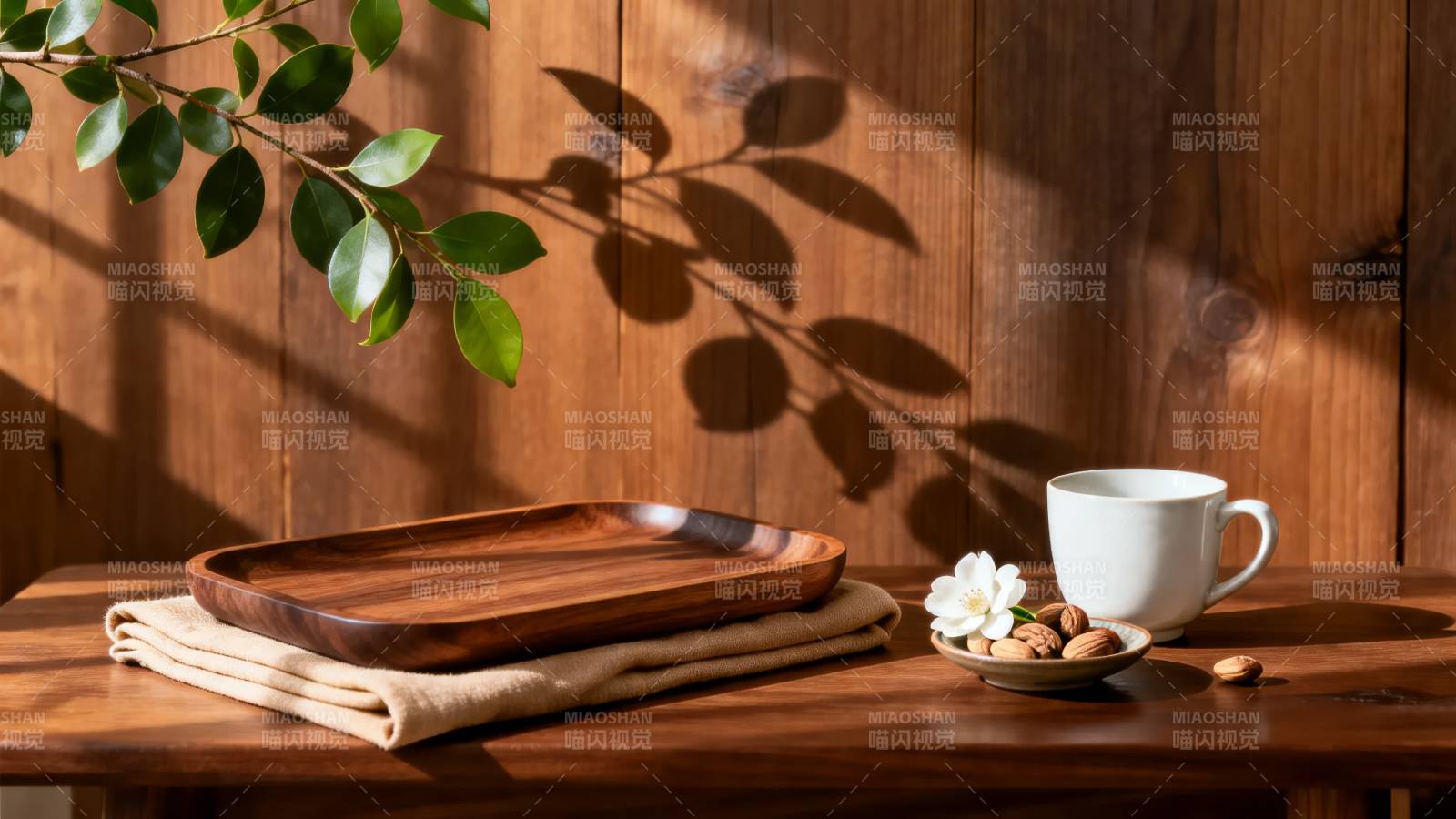 木桌上的静谧时光图片