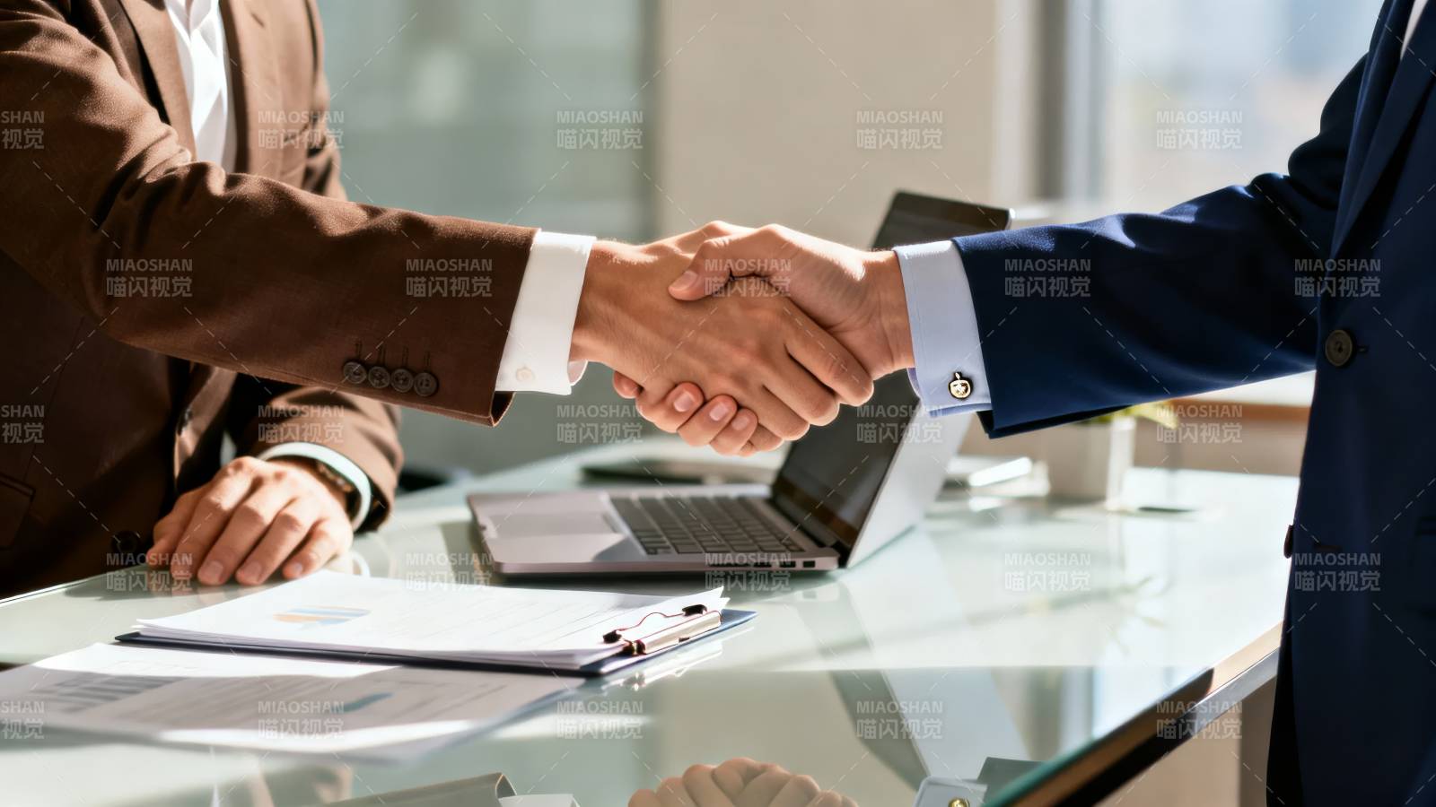 商务握手合作图片